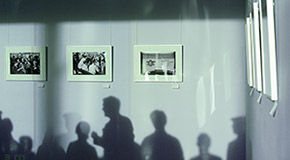 Symbolbild Bilderausstellung Im Atrium des SV-Hochhauses